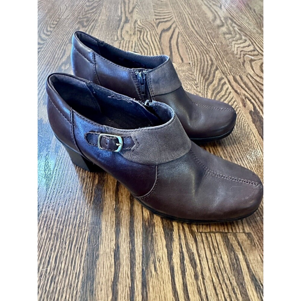 Clarks Bendables Woman Size 6.5 Bootie Slip On Leather Brown Block 2.5" Heel - Picture 2 of 7